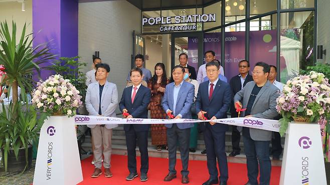 베리워즈가 27일(현지 시각) 캄보디아 시엠립에 팝플스테이션을 개소했다. 왼쪽부터 천만종 베리워즈 캄보디아지사장, 이창용 SK증권 ESG부문장(전무), 쁜 뿌라껏 시엠립 부주지사, 이상훈 한국에너지공단 이사장, 김성우 베리워즈 대표이사. /시엠립=노자운 기자