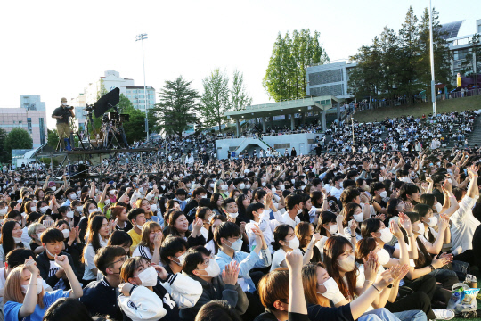 공주대 Close-up Festival 축제는 코로나19 장기화로 침체됐던 학생의 심리 및 정서적 결손을 해소하고, 공주·예산·천안캠퍼스 공동체 문화형성은 물론 대학생활의 일상회복을 적극 지원하고자 추진되어 3년만에 대학 축제가 부활해 긴 겨울잠에 빠져있던 캠퍼스의 낭만이 기지개를 켜고 있어 캠퍼스에 활기를 되찾아 가고 있다. 사진=공주대 제공