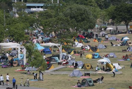 지난 22일 오후 서울 서초구 반포한강공원에서 시민들이 각자의 그늘막에 모여 주말을 보내고 있다.ⓒ뉴시스