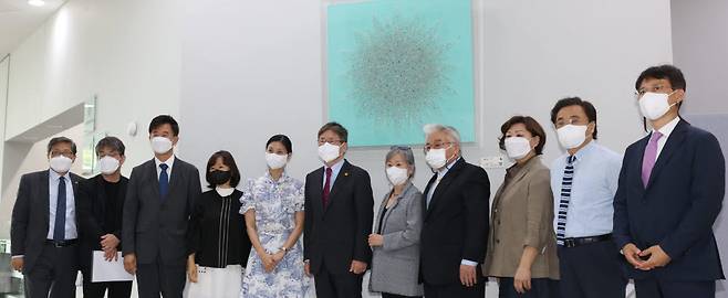 박보균 문화체육관광부 장관(왼쪽 여섯번째)이 국립예술단체장과 간담회 이후 기념촬영을 하고 있다.