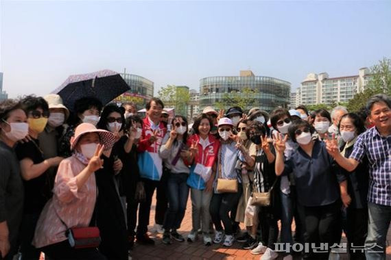 국민의힘 이동환 고양시장 후보와 나경원 전 의원이 28일 일산호수공원에서 만난 주민과 기념촬영을 하고 있다. 사진제공=이동환 후보 캠프