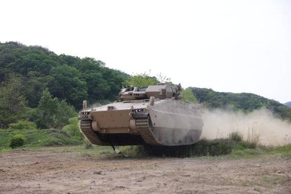 한화디펜스는 미래형 보병전투장갑차 레드백(Redback) 시범 운용 미디어데이 행사를 개최했다고 29일 밝혔다. 사진은 지난 27일 강원 홍천군 육군 11사단 부대 훈련장에서 공개된 레드백 궤도장갑차. 사진=한화디펜스 제공