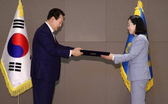 윤석열 대통령이 지난 26일 정부세종청사에서 김현숙 여성가족부 장관에게 임명장을 수여하고 있다. 사진=뉴시스화상