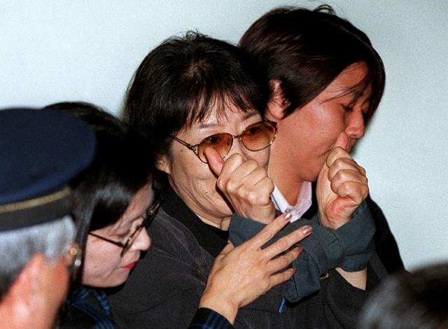 극좌 테러조직 '일본적군' 최고 간부였던 시게노부 후사코가 2000년 11월 8일 오사카부에서 체포되던 당시 웃는 표정으로 엄지손가락을 들어보이고 있다. 지지 AFP 연합뉴스 자료사진