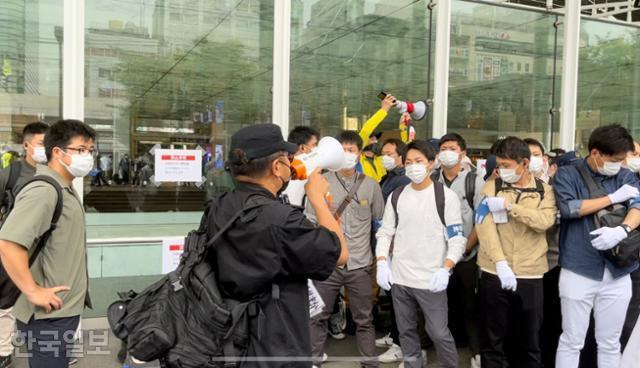 지난해 6월 6일 일본 가나가와현 가와사키역 앞에서 우익단체 시위가 열렸다. 이에 반대하는 일본 시민 '카운터'들이 반대 구호를 외치며 이들의 목소리를 무력화하고 있다. 완장을 찬 사람들은 우익단체 회원을 보호하기 위해 둘러싼 경찰이다. 도쿄=최진주 특파원