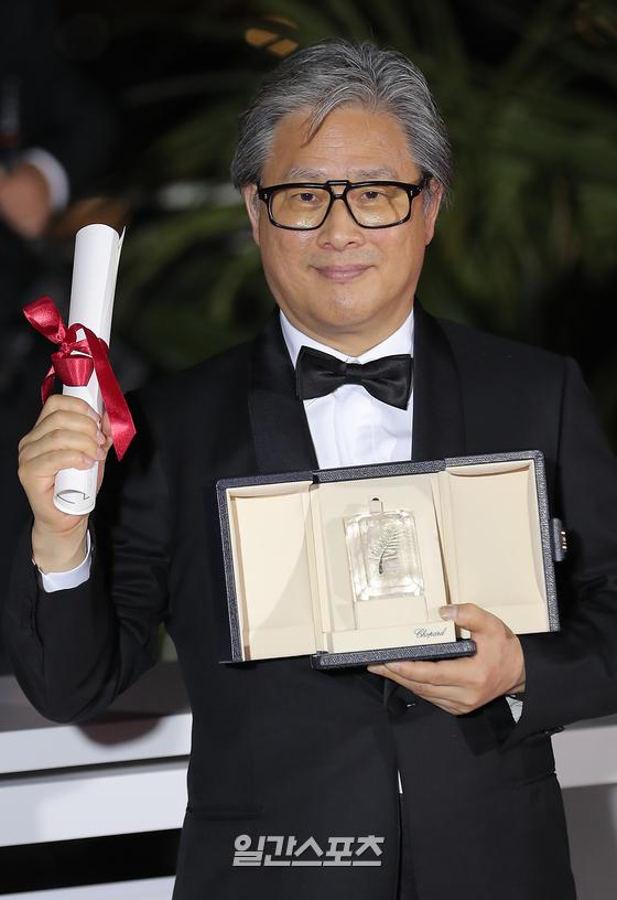 박찬욱 감독이 '제75회 칸 국제영화제'(Cannes Film Festival)에서 감독상을 수상 후 세리머니를 하고 있다. 칸(프랑스)=박세완 기자 park.sewan@joongang.co.kr / 2022.05.28/