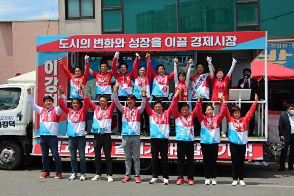 29일 김기현 국민의힘 공동선대위원장(차량위 왼쪽 세번째)이 경북 포항 남구 오천을 찾아 지원유세를 하고 있다. [사진=김병욱 의원 사무실]