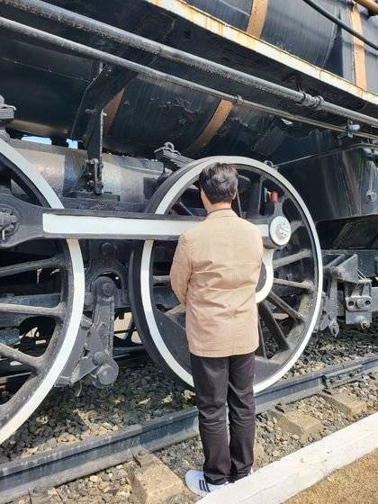 파시형 증기기관차의 바퀴는 웬만한 어른보다 크다. [강갑생 기자]