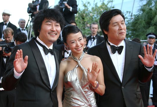 2007년 제60회 칸영화제 시상식 레드카펫을 밟은 영화 '밀양'의 이창동 감독(오른쪽부터), 주연 배우 전도연, 송강호. 전도연은 '밀양'으로 한국배우 최초로 칸영화제 여우주연상을 수상했다. AP