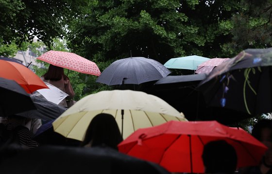18일 오전 서울 종로구 지하철 5호선 광화문역에서 우산을 쓴 시민들이 출구로 향하고 있다. 연합뉴스