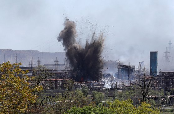 러시아의 포위 공격을 받은 우크라이나군이 항전하던 마리우폴 아조우스탈 제철소에서 지난 4월 11일 폭발 장면이 목격됐다. [로이터]