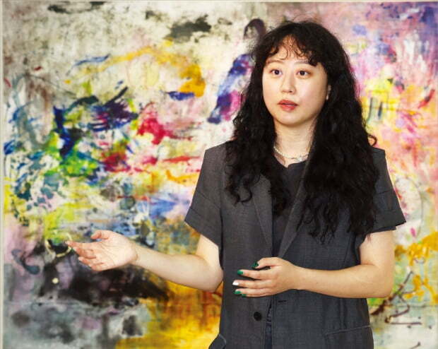 양예지 작가가 서울 중림동 한경갤러리에 전시한 작품 ‘미드 프러스트레이션(Mid-frustration)’을 설명하고 있다. 슬럼프에 빠졌을 때의 좌절감을 표현한 작품이다.  임대철  한경디지털랩 기자
