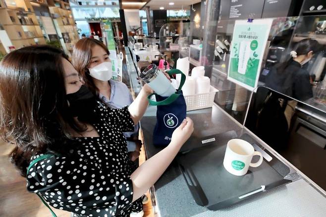 서울 성동구가 자체 제작한 에코백에 텀블러를 담아 사용하고 있는 성동구청 직원들의 모습. 성동구 제공.