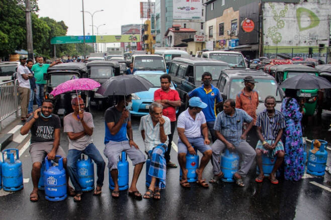 스리랑카 콜롬보에서 지난 13일(현지시간) 연료와 요리용 가스 부족에 항의하는 시민들이 도로를 막고 시위를 벌이고 있다. 콜롬보|AFP연합뉴스