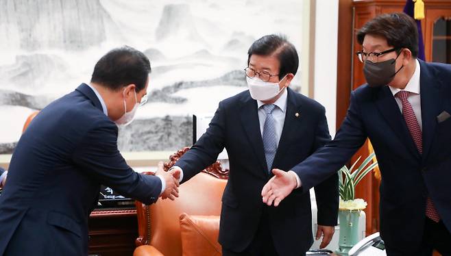 박병석 국회의장(가운데)과 더불어민주당 박홍근 원내대표(왼쪽), 국민의힘 권성동 원내대표(오른족)가 29일 코로나19 손실보상 추경 협의를 위해 국회 의장실에서 만나 인사를 나누고 있다. 이날은 20대 국회 전반기를 이끈 박 의장의 임기 마지막날이었다. 연합뉴스