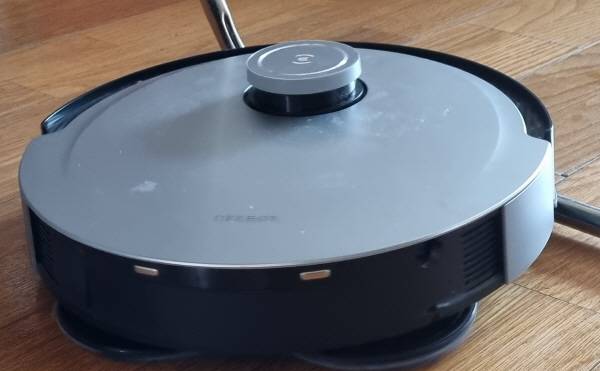 에코백스 디봇 X1 옴니가 장애물을 넘고 있다. 정옥재 기자