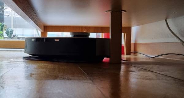 에코백스 로봇청소기가 가구 아래를 청소하는 모습. 정옥재 기자