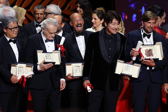 제75회 칸영화제에서 감독상과 남우주연상을 각각 수상한 박찬욱 감독(왼쪽)과 배우 송강호(오른쪽 두번째). 로이터 연합뉴스
