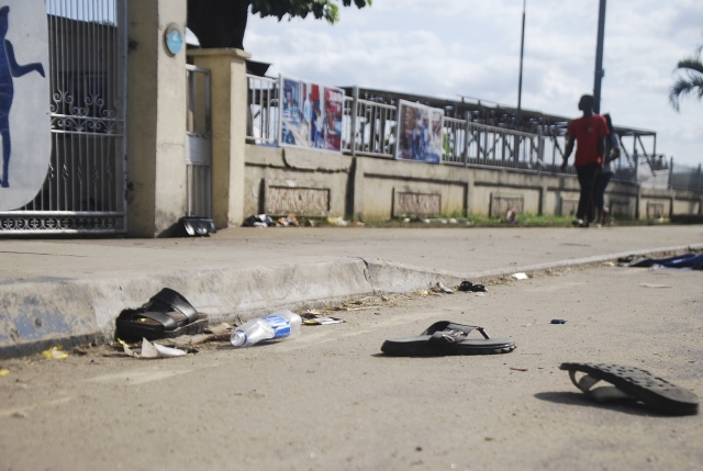나이지리아 남부 리버스주 포트하커트의 한 지역 폴로클럽 앞에 주인을 잃은 샌들이 굴러다니고 있다. 이곳에선 28일(현지시간) 무료급식을 받기 위해 인파가 몰리는 바람에 어린이를 포함해 31명이 압사하는 사고가 발생했다. AP연합뉴스