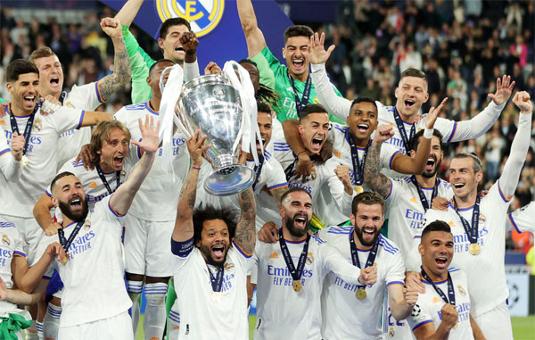 29일(한국시간) 열린 2021~2022 유럽축구연맹(UEFA) 챔피언스리그(UCL) 결승전에서 리버풀을 1대0으로 꺾고 우승을 차지한 레알 마드리드 선수들이 환호하고 있다.  [EPA = 연합뉴스]