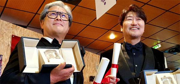 28일(현지시간) 프랑스 칸 뤼미에르 대극장에서 열린 제75회 칸 국제영화제 폐막식 직후 기자들과 만난 박찬욱 감독(왼쪽)과 배우 송강호가 트로피를 들어보이고 있다. 박 감독은 `헤어질 결심`으로 감독상을, 송강호는 고레에다 히로카즈 감독의 `브로커`로 남우주연상을 각각 수상했다. 칸 영화제에서 한국 감독이 감독상을 수상한 것은 이번이 두 번째이고, 한국 배우가 남우주연상을 수상한 것은 처음이다. [칸 = 김유태  기자]