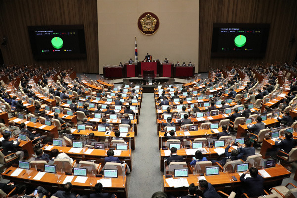 29일 국회 본회의에서 `2022년도 제2회 추가경정예산안`이 통과되고 있다. [사진 출처 = 연합뉴스]