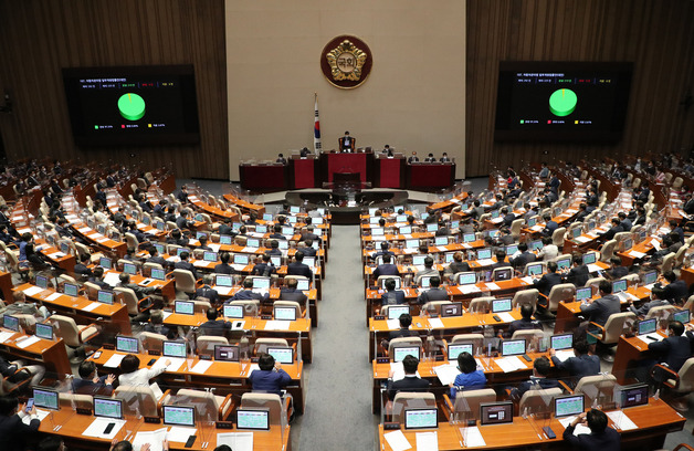 (서울=뉴스1) 허경 기자 = 29일 국회에서 열린 제 397회 4차 본회의에서 자동차 관리법 일부개정 법률안이 통과 되고 있다. (공동취재) 2022.5.29/뉴스1