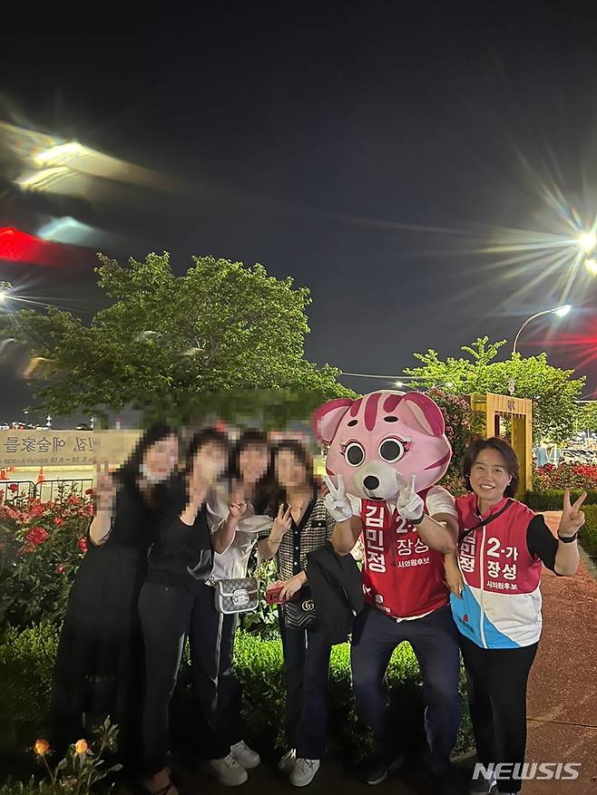 [포항=뉴시스] 강진구 기자 = 경북 포항시 기초의원 바(장성동) 선거구에 출마한 2-가 김민정 후보는 '톰과제리' 인형을 쓴 선거운동원과 항상 동행하며 선거운동에 나서 어린이들의 폭발적 인기를 끌고 있다.2022.05.29.dr.kang@newsis.com