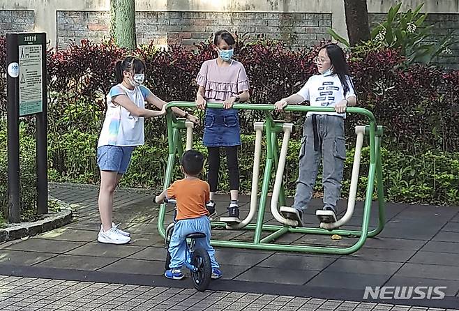 [타이베이=AP/뉴시스] 대만 수도 타이베이에서 7일 동네 어린이들이 집 근처 공원 체육시설을 찾아 운동을 하며 놀고 있다. 2022.05.12