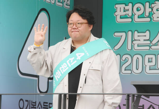 기본소득당 신원호 대구시장 후보가 출근길 유세를 하고 있다. 연합뉴스