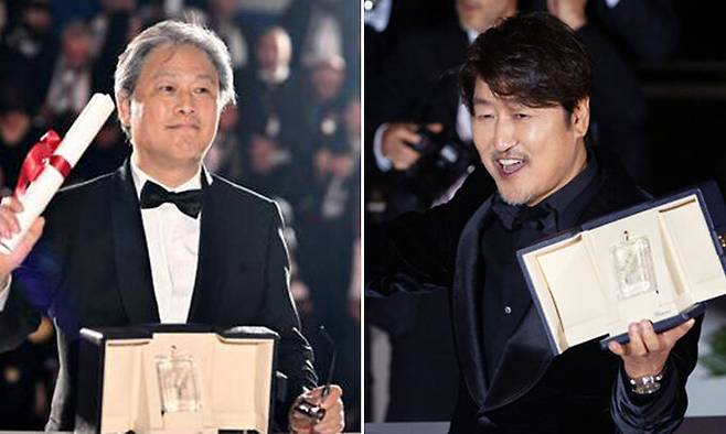 우리나라 영화가 ‘칸 영화제 주요 2개 부문 수상’이라는 새로운 금자탑을 쌓은 28일(현지시간) 프랑스 칸 뤼미에르 대극장에서 열린 제75회 칸국제영화제 시상식에서 ‘헤어질 결심’의 박찬욱 감독(왼쪽 사진)이 감독상을 받은 후 상장과 트로피를 선보이며 환하게 웃고 있다. 영화 ‘브로커’에서 열연한 배우 송강호도 이날 시상식에서 받은 남우주연상 상장과 트로피를 들어보이고 있다. 칸=AFP연합뉴스, 뉴스1