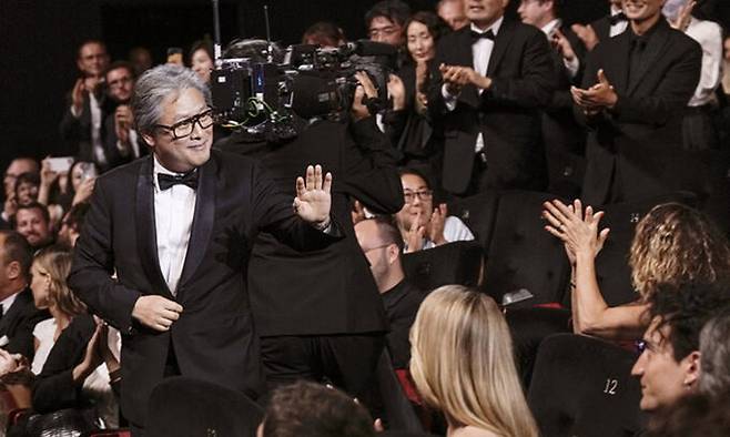 거장의 품격 박찬욱 감독이 28일(현지시간) 프랑스 칸 뤼미에르 대극장에서 열린 제75회 칸국제영화제 시상식에서 감독상 수상자로 호명되자 참석자들 갈채에 호응하며 무대로 나서고 있다. 한국 감독이 칸영화제 감독상을 받은 것은 임권택 감독 이후 20년 만이다. 칸=AP연합뉴스