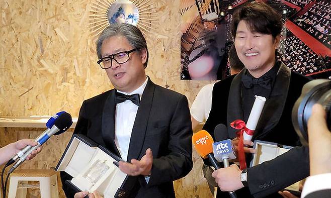 28일(현지시간) 프랑스 칸에서 열린 제75회 칸국제영화제에서 ''헤어질 결심''으로 감독상을 받은 박찬욱 감독(왼쪽)과 고레에다 히로카즈 감독의 한국 영화 ''브로커''로 한국 배우 최초로 남우주연상을 받은 송강호가 시상식 후 국내 취재진과 인터뷰 하고 있다. 연합뉴스