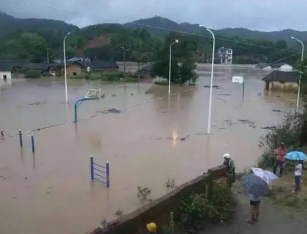 중국 광시성 등 남부 지역을 강타한 폭우로 10만 명의 이재민이 발생했다. 출처=웨이보