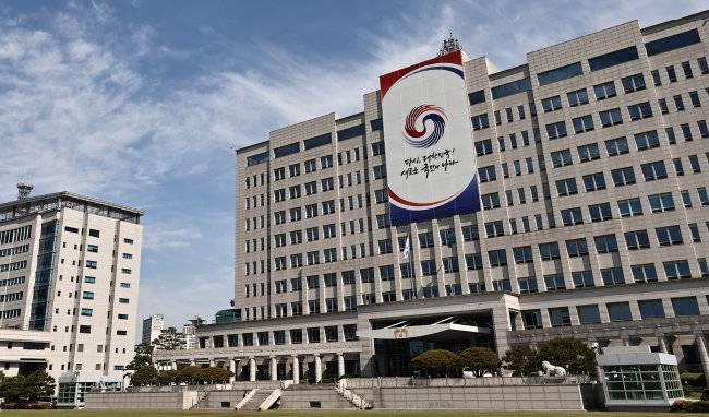 윤석열 제20대 대통령의 공식 임기가 시작된 5월 10일 서울 용산 대통령실에 태극기와 함께 봉황기가 게양돼 있다. [대통령실사진기자단]