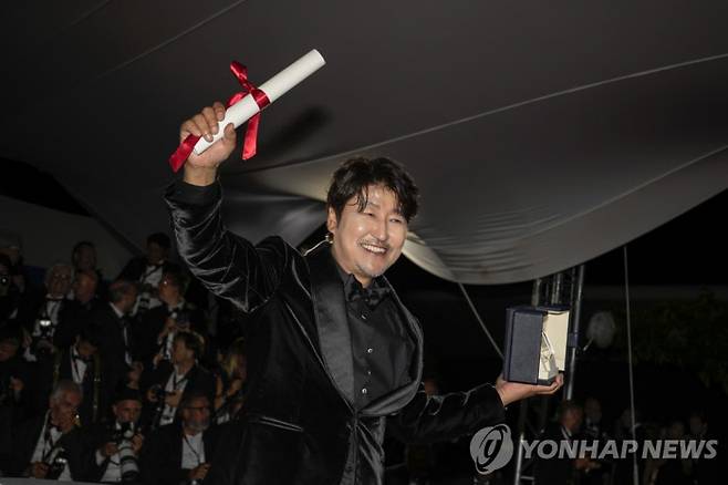 제 75회 칸 국제영화제에서 한국배우 최초로 남우주연상을 수상한 배우 송강호. 연합뉴스.