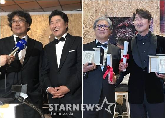 2019년 봉준호 감독과 함께 칸 국제영화제 프레스룸을 찾은 송강호(왼쪽)가 올해는 따로 온 박찬욱 감독과 함께 프레스룸에 와서 수상의 기쁨을 전했다 /사진=김미화 기자