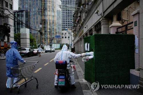 방역복을 입은 중국 상하이의 음식 배달원 [로이터 연합뉴스 자료사진]