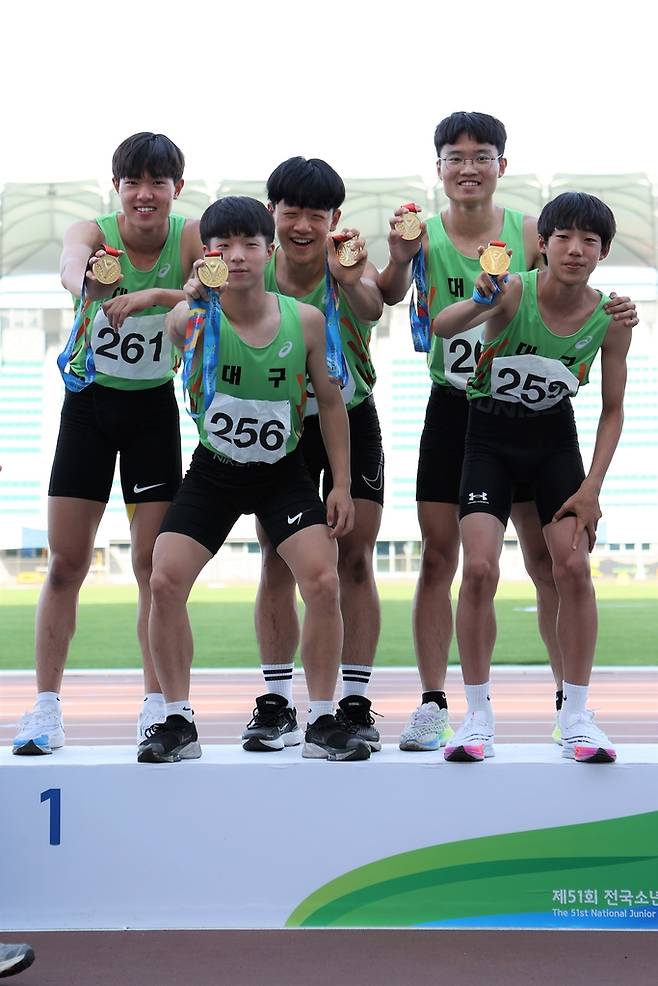 한국 중학교 신기록 세운 대구 400ｍ계주팀 (서울=연합뉴스) 28일 경상북도 구미시민운동장에서 열린 전국소년체육대회 육상 남자 중학교 400ｍ계주에서 42초41의 한국 중학교부 신기록을 세운 대구광역시 계주팀이 기념 촬영을 하고 있다. [대한육상연맹 제공. 재판매 및 DB금지]