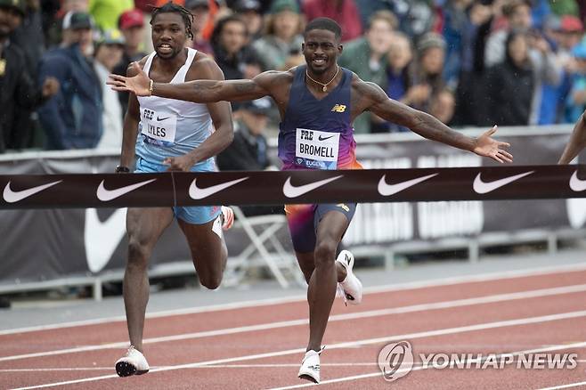 브롬웰, 프리폰테인 클래식 남자 100ｍ 우승 (유진 AP=연합뉴스) 트레이본 브롬웰이 29일(한국시간) 미국 오리건주 유진 헤이워드 필드에서 열린 2022 프리폰테인 클래식 다이아몬드리그 남자 100ｍ에서 환하게 웃으며 결승선을 통과하고 있다.