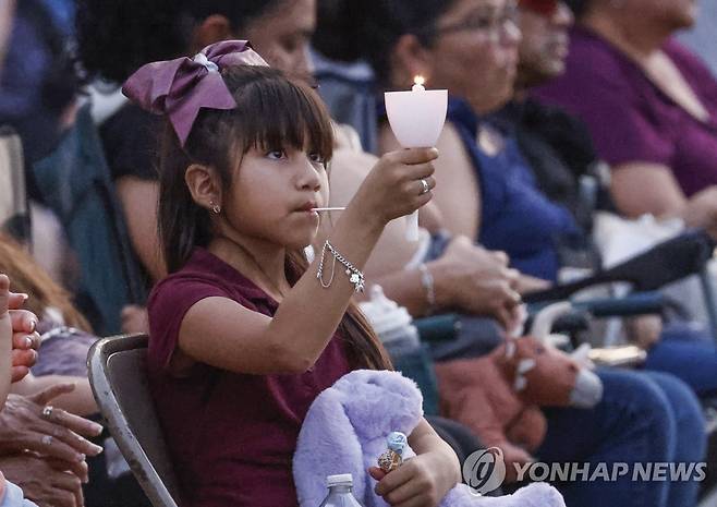 유밸디 초등학교 총기 참사 피해자를 위로하기 열린 기도회에서 촛불을 들고 있는 소녀 [EPA 연합뉴스 자료사진. 재판매 및 DB 금지]