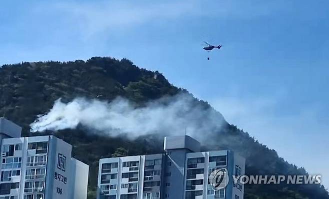 봉래산 산불 (부산=연합뉴스) 29일 오후 2시 50분께 부산 영도구 봉래산 산불이 발생해 소방헬기가 산불을 진압하고 있다. 2022.5.29 [독자 원종훈씨 촬영 제공. 재판매 및 DB 금지] handbrother@yna.co.kr