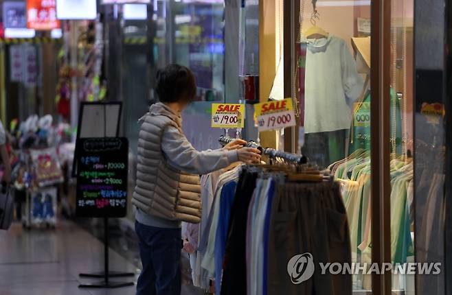 옷 진열하는 상인 (서울=연합뉴스) 박동주 기자 = 29일 오후 서울 명동 인근 지하상가 한 옷 가게에서 상인이 옷을 진열하고 있다. 
    국민의힘 권성동 원내대표는 이날 소상공인·자영업자들에 대한 최대 600만∼1천만원 상당의 손실보전금 지급 시기에 대해 "오늘 본회의에서 처리하면 월요일(30일) 오후부터 바로 지급될 것"이라고 말했다.     여야는 6·1 지방선거를 사흘 앞둔 이 날 국회 본회의에서 손실보상 추가경정예산(추경)안을 처리하기로 합의했다. 2022.5.29 pdj6635@yna.co.kr