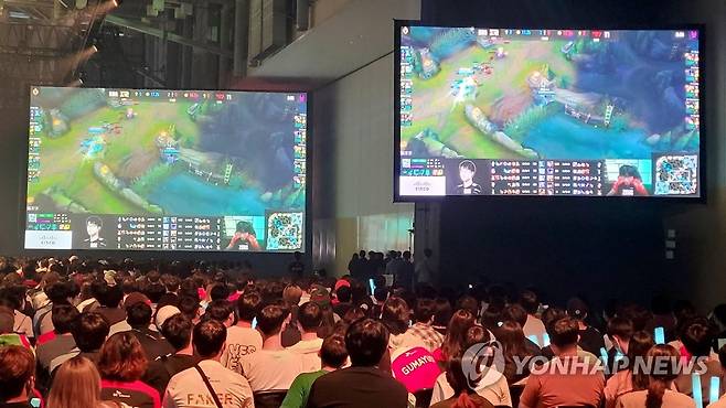 글로벌 e스포츠 '리그 오브 레전드' 결승전 (부산=연합뉴스) 조정호 기자 = 29일 오후 부산 해운대구 벡스코(BEXCO)에서 열린 '리그 오브 레전드'(LoL) 상반기 최대 국제대회 '미드 시즌 인비테이셔널(MSI) 2022' 결승전에서 4천여 명이 경기를 관람하고 있다. 3년 만에 오프라인에서 유관중으로 열린 글로벌 e스포츠 MSI 결승전에는 한국 리그 대표팀 T1과 중국 리그 대표팀 RNG가 맞붙었다. 2022.5.29 ccho@yna.co.kr