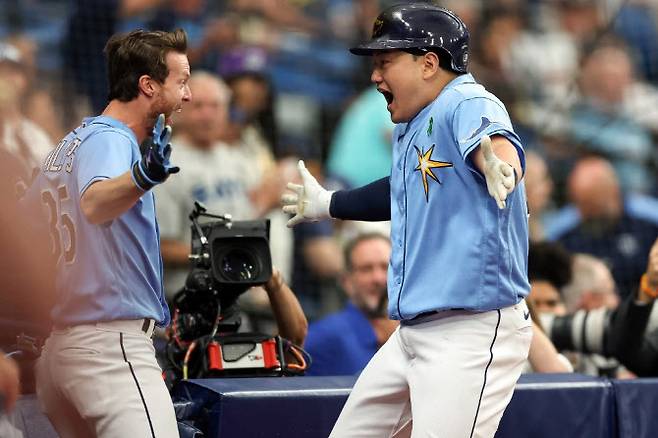 탬파베이 레이스 최지만이 뉴욕 양키스전에서 홈런을 때린 뒤 팀동료와 함께 기뻐하고 있다. 사진=AP PHOTO