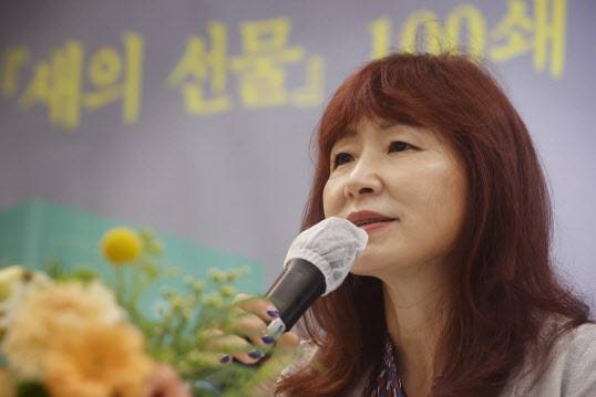 소설가 은희경이 30일 오전 서울 마포구 디어라이프에서 열린 장편소설 ‘새의 선물’ 100쇄 기념 개정판 출간 간담회에서 출간 소감을 밝히고 있다(사진=연합뉴스).