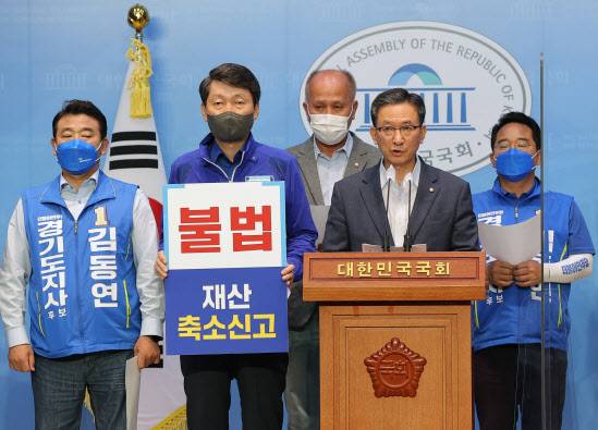 더불어민주당 의원들이 30일 국회 소통관에서 국민의힘 김은혜 경기도지사 후보의 허위재산 축소신고 선거관리위원회 결정사항과 관련해 후보 사퇴를 촉구하는 긴급기자회견을 하고 있다. 왼쪽부터 박정, 김민철, 이용우, 정성호, 민병덕 의원. (사진=연합뉴스)