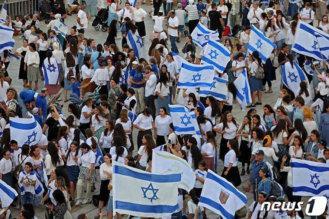 (서울=뉴스1) 이서영 기자 = 이스라엘 우파 유대인들이 29일(현지시간) 동예루살렘 구시가지를 도는 연례행사인 '깃발 행진'을 진행한 가운데 일부 시위대는 "아랍인들에게 죽음을＂이라고 외쳤고, 이에 팔레스타인인들은 지붕에서 발사체를 던지는 등 이-팔 긴장이 고조됐다. © AFP=뉴스1 © News1 이서영 기자