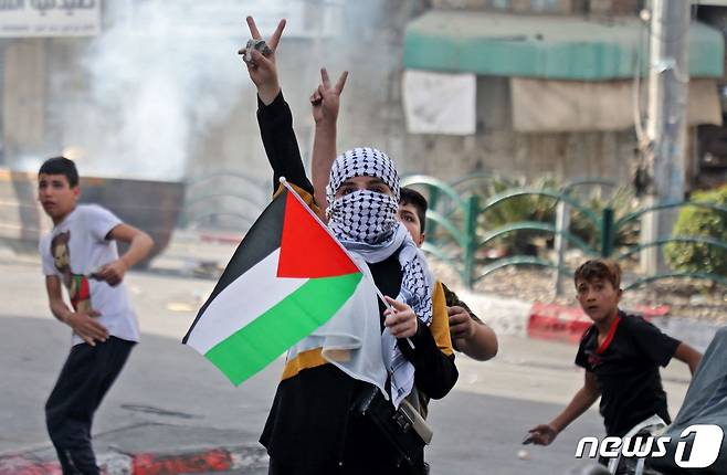이스라엘 우파 유대인들이 29일(현지시간) 동예루살렘 구시가지를 도는 연례행사인 '깃발 행진'을 진행한 가운데 일부 시위대는 "아랍인들에게 죽음을＂이라고 외쳤고, 이에 팔레스타인인들은 지붕에서 발사체를 던지는 등 이-팔 긴장이 고조됐다. © AFP=뉴스1 © News1 이서영 기자
