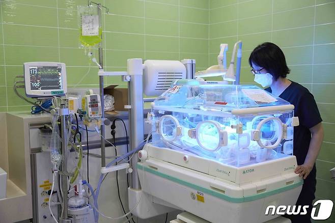 순천향대 부천병원 신생아 집중치료 지역센터에서 신생아가 치료를 받고 있다.(순천향대 부천병원 제공)/ 뉴스1